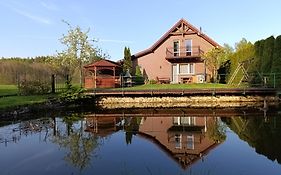 Domek nad stawem z balią i sauną