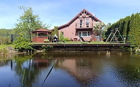 Domek nad stawem z balią i sauną